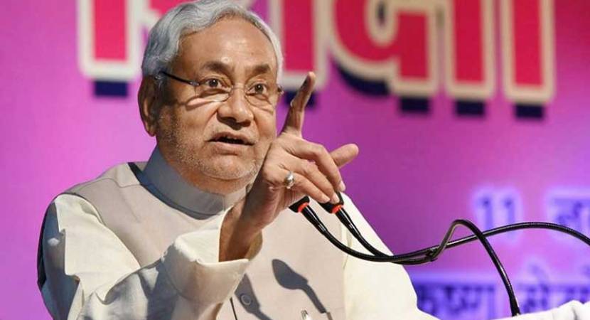 Nitish Kumar's convoy attacked in Buxar, 2 security men injured Nitish Kumar's convoy attacked in Buxar, 2 security men injured