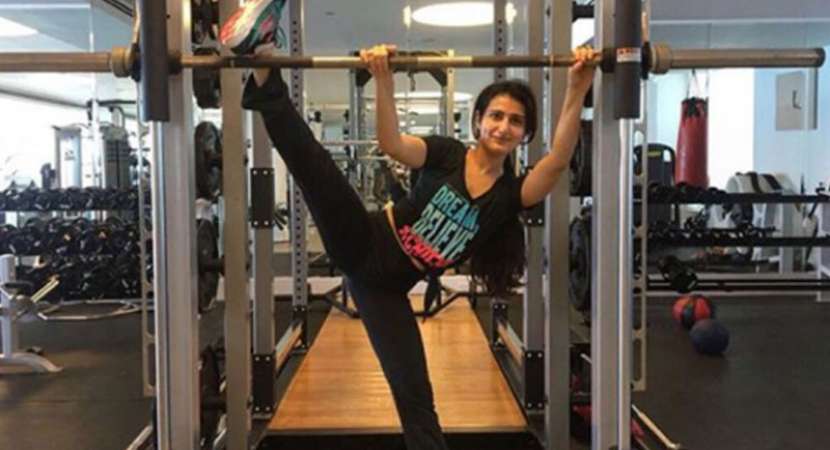 Viral: Aamir Khan photobombs Sana Shaikh's workout video Viral: Aamir Khan photobombs Sana Shaikh's workout video