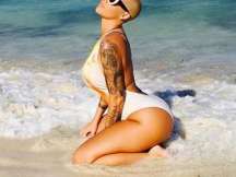 Hollywood Actress Amber Rose walks naked around son