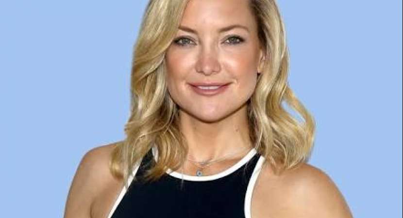 Actress Kate Hudson shows her baby bump in red bikini Actress Kate Hudson shows her baby bump in red bikini