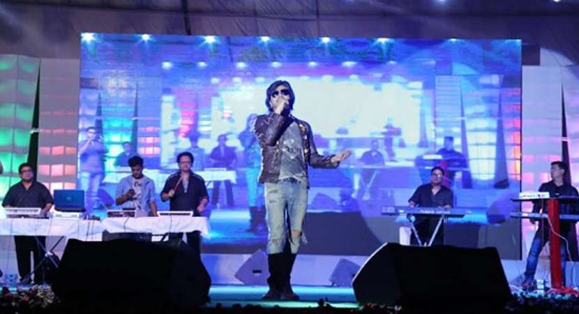 Himesh Reshammiya performs at PDM University cultural fest Himesh Reshammiya performs at PDM University cultural fest