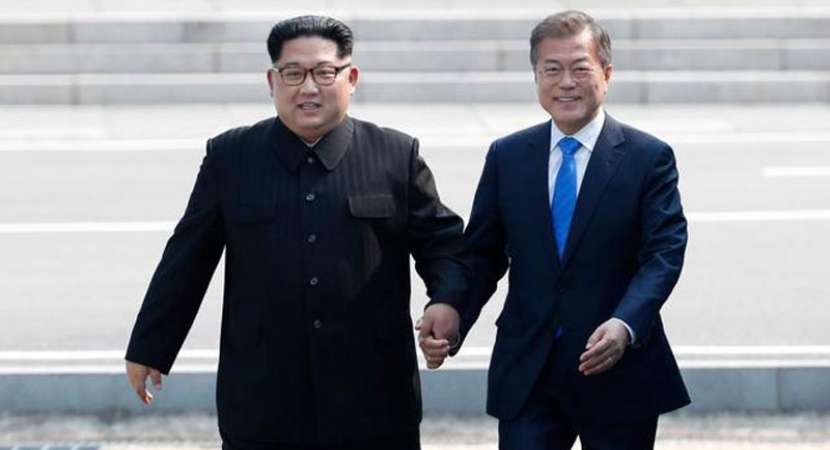 Historic summit begins as Kim Jong Un crosses border to meet Moon Historic summit begins as Kim Jong Un crosses border to meet Moon