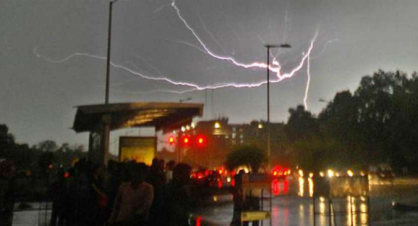 Massive thunderstorm warning in Delhi Massive thunderstorm warning in Delhi