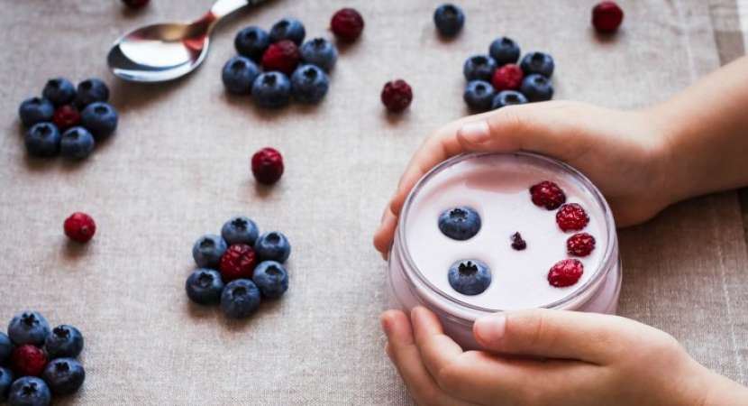 Yogurt reduces the risk of like bowel disease, arthritis and asthma as well as cardio metabolic illness. Yogurt reduces the risk of like bowel disease, arthritis and asthma as well as cardio metabolic illness.