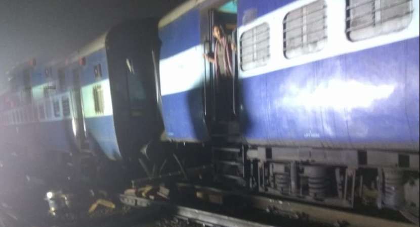 Three coaches of Mumbai-Howrah Mail train derail in Maharashtra Three coaches of Mumbai-Howrah Mail train derail in Maharashtra