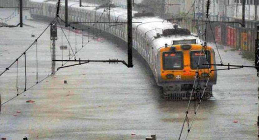 Monsoon hits Mumbai with a bang; flights, trains, road traffic hit Monsoon hits Mumbai with a bang; flights, trains, road traffic hit
