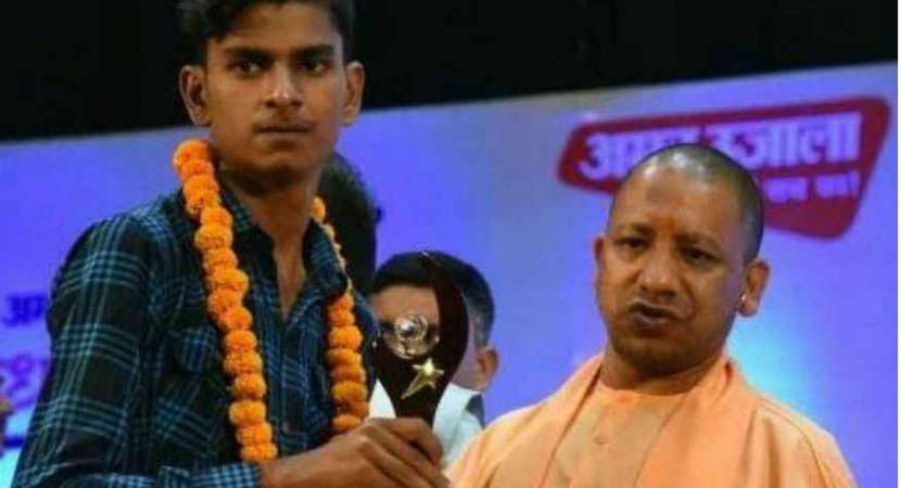 CM Yogi Adityanath presented him a cheque of Rs 1 lakh for his hard work and achievement. CM Yogi Adityanath presented him a cheque of Rs 1 lakh for his hard work and achievement.
