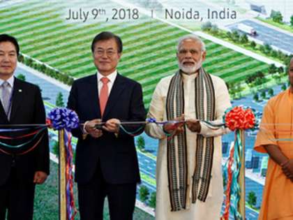 Prime Minister Narendra Modi along with South Korean President Moon Jae-in travelled to Noida in Metro to inaugurate the world's largest mobile factory Prime Minister Narendra Modi along with South Korean President Moon Jae-in travelled to Noida in Metro to inaugurate the world's largest mobile factory
