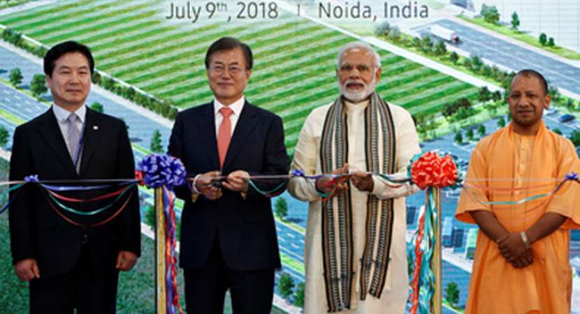 Prime Minister Narendra Modi along with South Korean President Moon Jae-in travelled to Noida in Metro to inaugurate the world's largest mobile factory Prime Minister Narendra Modi along with South Korean President Moon Jae-in travelled to Noida in Metro to inaugurate the world's largest mobile factory