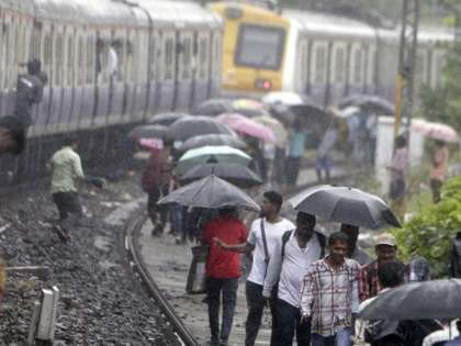 Mumbai Rains: 2000 stranded rail passengers rescued as roads remain water logged Mumbai Rains: 2000 stranded rail passengers rescued as roads remain water logged