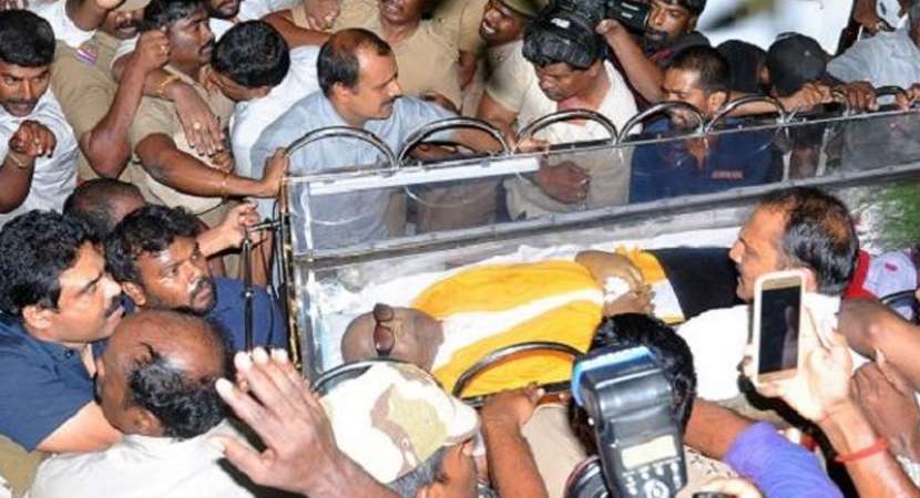 Karunanidhi's body kept at Rajaji Hall for public, leaders to pay respects Karunanidhi's body kept at Rajaji Hall for public, leaders to pay respects