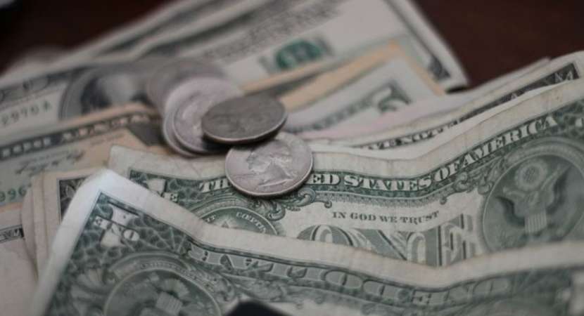 US dollar declines amid trade tensions US dollar declines amid trade tensions