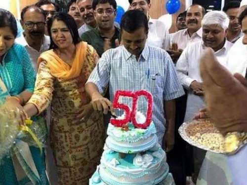 Kejriwal cuts cake after Shri Atal Bihari Vajpayee's demise. Truth inside