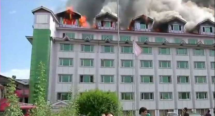 Fire broke out at Hotel Pamposh near Regal Chowk in Srinagar Fire broke out at Hotel Pamposh near Regal Chowk in Srinagar
