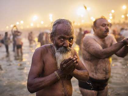Devotees taking bath in Triveni Sangam Devotees taking bath in Triveni Sangam