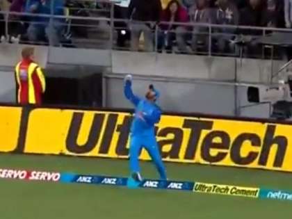 India vs NZ 1st T20: Dinesh Karthik's incredible catch at the boundary (Watch Video) India vs NZ 1st T20: Dinesh Karthik's incredible catch at the boundary (Watch Video)